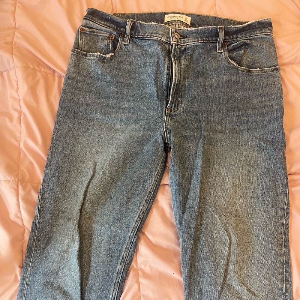 Abercrombie 90s Ultra high rise straight jean - size 32/14 Short